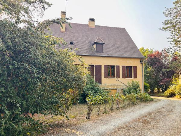 Grande maison lotoise 6 chambres avec pigeonnier, proche de Gourdon