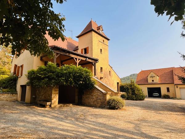 Grande maison lotoise 6 chambres avec pigeonnier, proche de Gourdon