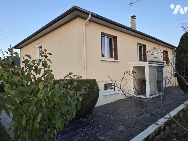 Maison avec sous-sol, 111m² habitables, trois chambres, terrain de 562m²