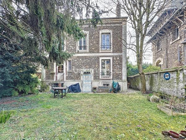 *** EXCLUSIVITE BSK IMMOBILIER ***

Plein centre de Corbeil 

Venez découvrir cette charmante meulière avec sous-sol total et abri voiture édifiée sur un beau terrain clos et arboré de 436 m2 - à deux pas des commodités et de la gare RER D !

Sur 3 niveaux + sous-sol, la maison se compose d'une jolie entrée desservant un séjour double traversant, une salle à manger et une cuisine avec accès jardin et sous-sol. WC. 

A l'étage, le palier dessert 4 chambres, une SDB et WC. 

Au second (grenier en partie aménagé), possibilité de créer encore de l'espace habitable.  Pour le moment, studio de musique et pièces de stockage. 

Sous-sol total avec accès réparti en cave, buanderie, chaufferie et salle de stockage

Pour les amateurs de maisons bourgeoises, les ingrédients sont là : carreaux de ciment, parquets chêne, moulures, cheminée d'angle, hauteurs sous plafond, escalier central.. 

Ou pour investisseurs : beau potentiel à diviser pour une bonne rentabilité (à une min du RER D) - potentiellement 8 chambres pour de la colocation. Plans sur demande. 

Une maison qui reste à rafraîchir mais déjà bien équipée : double vitrage au 1er étage, électricité refaite, panneaux photovoltaïques (1300 euros/an de revente à EDF !!) et pompe à chaleur AIR/EAU, toiture refaite. 

DPE en C !! 


Visite sur RDV