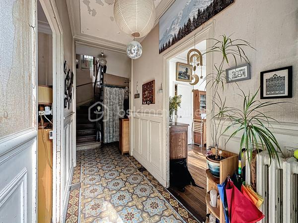 *** EXCLUSIVITE BSK IMMOBILIER ***

Plein centre de Corbeil 

Venez découvrir cette charmante meulière avec sous-sol total et abri voiture édifiée sur un beau terrain clos et arboré de 436 m2 - à deux pas des commodités et de la gare RER D !

Sur 3 niveaux + sous-sol, la maison se compose d'une jolie entrée desservant un séjour double traversant, une salle à manger et une cuisine avec accès jardin et sous-sol. WC. 

A l'étage, le palier dessert 4 chambres, une SDB et WC. 

Au second (grenier en partie aménagé), possibilité de créer encore de l'espace habitable.  Pour le moment, studio de musique et pièces de stockage. 

Sous-sol total avec accès réparti en cave, buanderie, chaufferie et salle de stockage

Pour les amateurs de maisons bourgeoises, les ingrédients sont là : carreaux de ciment, parquets chêne, moulures, cheminée d'angle, hauteurs sous plafond, escalier central.. 

Ou pour investisseurs : beau potentiel à diviser pour une bonne rentabilité (à une min du RER D) - potentiellement 8 chambres pour de la colocation. Plans sur demande. 

Une maison qui reste à rafraîchir mais déjà bien équipée : double vitrage au 1er étage, électricité refaite, panneaux photovoltaïques (1300 euros/an de revente à EDF !!) et pompe à chaleur AIR/EAU, toiture refaite. 

DPE en C !! 


Visite sur RDV