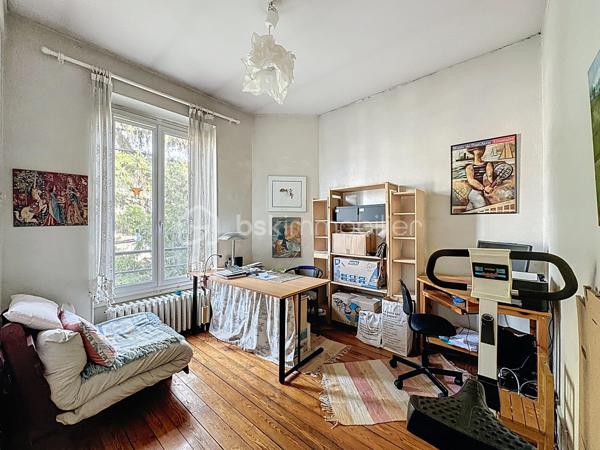 *** EXCLUSIVITE BSK IMMOBILIER ***

Plein centre de Corbeil 

Venez découvrir cette charmante meulière avec sous-sol total et abri voiture édifiée sur un beau terrain clos et arboré de 436 m2 - à deux pas des commodités et de la gare RER D !

Sur 3 niveaux + sous-sol, la maison se compose d'une jolie entrée desservant un séjour double traversant, une salle à manger et une cuisine avec accès jardin et sous-sol. WC. 

A l'étage, le palier dessert 4 chambres, une SDB et WC. 

Au second (grenier en partie aménagé), possibilité de créer encore de l'espace habitable.  Pour le moment, studio de musique et pièces de stockage. 

Sous-sol total avec accès réparti en cave, buanderie, chaufferie et salle de stockage

Pour les amateurs de maisons bourgeoises, les ingrédients sont là : carreaux de ciment, parquets chêne, moulures, cheminée d'angle, hauteurs sous plafond, escalier central.. 

Ou pour investisseurs : beau potentiel à diviser pour une bonne rentabilité (à une min du RER D) - potentiellement 8 chambres pour de la colocation. Plans sur demande. 

Une maison qui reste à rafraîchir mais déjà bien équipée : double vitrage au 1er étage, électricité refaite, panneaux photovoltaïques (1300 euros/an de revente à EDF !!) et pompe à chaleur AIR/EAU, toiture refaite. 

DPE en C !! 


Visite sur RDV