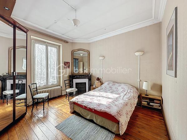 *** EXCLUSIVITE BSK IMMOBILIER ***

Plein centre de Corbeil 

Venez découvrir cette charmante meulière avec sous-sol total et abri voiture édifiée sur un beau terrain clos et arboré de 436 m2 - à deux pas des commodités et de la gare RER D !

Sur 3 niveaux + sous-sol, la maison se compose d'une jolie entrée desservant un séjour double traversant, une salle à manger et une cuisine avec accès jardin et sous-sol. WC. 

A l'étage, le palier dessert 4 chambres, une SDB et WC. 

Au second (grenier en partie aménagé), possibilité de créer encore de l'espace habitable.  Pour le moment, studio de musique et pièces de stockage. 

Sous-sol total avec accès réparti en cave, buanderie, chaufferie et salle de stockage

Pour les amateurs de maisons bourgeoises, les ingrédients sont là : carreaux de ciment, parquets chêne, moulures, cheminée d'angle, hauteurs sous plafond, escalier central.. 

Ou pour investisseurs : beau potentiel à diviser pour une bonne rentabilité (à une min du RER D) - potentiellement 8 chambres pour de la colocation. Plans sur demande. 

Une maison qui reste à rafraîchir mais déjà bien équipée : double vitrage au 1er étage, électricité refaite, panneaux photovoltaïques (1300 euros/an de revente à EDF !!) et pompe à chaleur AIR/EAU, toiture refaite. 

DPE en C !! 


Visite sur RDV