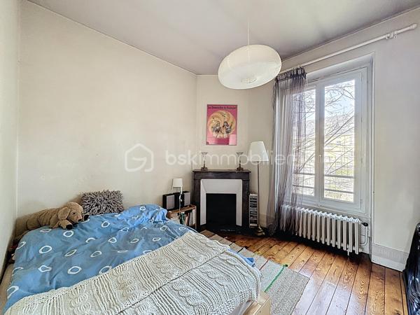 *** EXCLUSIVITE BSK IMMOBILIER ***

Plein centre de Corbeil 

Venez découvrir cette charmante meulière avec sous-sol total et abri voiture édifiée sur un beau terrain clos et arboré de 436 m2 - à deux pas des commodités et de la gare RER D !

Sur 3 niveaux + sous-sol, la maison se compose d'une jolie entrée desservant un séjour double traversant, une salle à manger et une cuisine avec accès jardin et sous-sol. WC. 

A l'étage, le palier dessert 4 chambres, une SDB et WC. 

Au second (grenier en partie aménagé), possibilité de créer encore de l'espace habitable.  Pour le moment, studio de musique et pièces de stockage. 

Sous-sol total avec accès réparti en cave, buanderie, chaufferie et salle de stockage

Pour les amateurs de maisons bourgeoises, les ingrédients sont là : carreaux de ciment, parquets chêne, moulures, cheminée d'angle, hauteurs sous plafond, escalier central.. 

Ou pour investisseurs : beau potentiel à diviser pour une bonne rentabilité (à une min du RER D) - potentiellement 8 chambres pour de la colocation. Plans sur demande. 

Une maison qui reste à rafraîchir mais déjà bien équipée : double vitrage au 1er étage, électricité refaite, panneaux photovoltaïques (1300 euros/an de revente à EDF !!) et pompe à chaleur AIR/EAU, toiture refaite. 

DPE en C !! 


Visite sur RDV