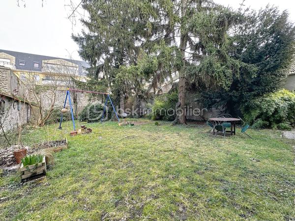 *** EXCLUSIVITE BSK IMMOBILIER ***

Plein centre de Corbeil 

Venez découvrir cette charmante meulière avec sous-sol total et abri voiture édifiée sur un beau terrain clos et arboré de 436 m2 - à deux pas des commodités et de la gare RER D !

Sur 3 niveaux + sous-sol, la maison se compose d'une jolie entrée desservant un séjour double traversant, une salle à manger et une cuisine avec accès jardin et sous-sol. WC. 

A l'étage, le palier dessert 4 chambres, une SDB et WC. 

Au second (grenier en partie aménagé), possibilité de créer encore de l'espace habitable.  Pour le moment, studio de musique et pièces de stockage. 

Sous-sol total avec accès réparti en cave, buanderie, chaufferie et salle de stockage

Pour les amateurs de maisons bourgeoises, les ingrédients sont là : carreaux de ciment, parquets chêne, moulures, cheminée d'angle, hauteurs sous plafond, escalier central.. 

Ou pour investisseurs : beau potentiel à diviser pour une bonne rentabilité (à une min du RER D) - potentiellement 8 chambres pour de la colocation. Plans sur demande. 

Une maison qui reste à rafraîchir mais déjà bien équipée : double vitrage au 1er étage, électricité refaite, panneaux photovoltaïques (1300 euros/an de revente à EDF !!) et pompe à chaleur AIR/EAU, toiture refaite. 

DPE en C !! 


Visite sur RDV