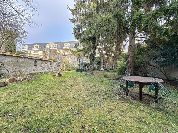 *** EXCLUSIVITE BSK IMMOBILIER ***

Plein centre de Corbeil 

Venez découvrir cette charmante meulière avec sous-sol total et abri voiture édifiée sur un beau terrain clos et arboré de 436 m2 - à deux pas des commodités et de la gare RER D !

Sur 3 niveaux + sous-sol, la maison se compose d'une jolie entrée desservant un séjour double traversant, une salle à manger et une cuisine avec accès jardin et sous-sol. WC. 

A l'étage, le palier dessert 4 chambres, une SDB et WC. 

Au second (grenier en partie aménagé), possibilité de créer encore de l'espace habitable.  Pour le moment, studio de musique et pièces de stockage. 

Sous-sol total avec accès réparti en cave, buanderie, chaufferie et salle de stockage

Pour les amateurs de maisons bourgeoises, les ingrédients sont là : carreaux de ciment, parquets chêne, moulures, cheminée d'angle, hauteurs sous plafond, escalier central.. 

Ou pour investisseurs : beau potentiel à diviser pour une bonne rentabilité (à une min du RER D) - potentiellement 8 chambres pour de la colocation. Plans sur demande. 

Une maison qui reste à rafraîchir mais déjà bien équipée : double vitrage au 1er étage, électricité refaite, panneaux photovoltaïques (1300 euros/an de revente à EDF !!) et pompe à chaleur AIR/EAU, toiture refaite. 

DPE en C !! 


Visite sur RDV