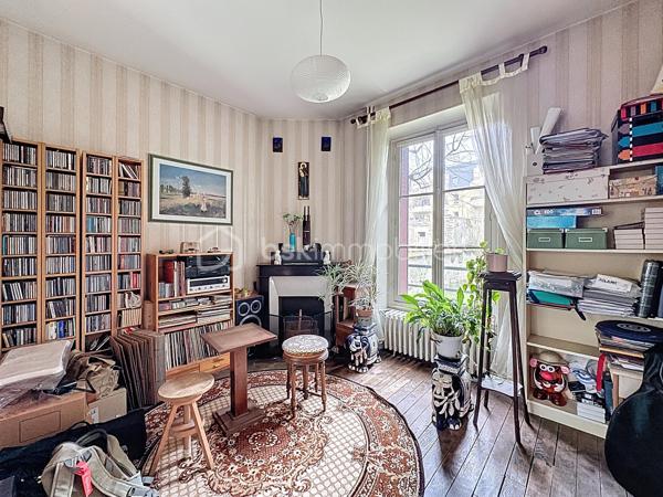 *** EXCLUSIVITE BSK IMMOBILIER ***

Plein centre de Corbeil 

Venez découvrir cette charmante meulière avec sous-sol total et abri voiture édifiée sur un beau terrain clos et arboré de 436 m2 - à deux pas des commodités et de la gare RER D !

Sur 3 niveaux + sous-sol, la maison se compose d'une jolie entrée desservant un séjour double traversant, une salle à manger et une cuisine avec accès jardin et sous-sol. WC. 

A l'étage, le palier dessert 4 chambres, une SDB et WC. 

Au second (grenier en partie aménagé), possibilité de créer encore de l'espace habitable.  Pour le moment, studio de musique et pièces de stockage. 

Sous-sol total avec accès réparti en cave, buanderie, chaufferie et salle de stockage

Pour les amateurs de maisons bourgeoises, les ingrédients sont là : carreaux de ciment, parquets chêne, moulures, cheminée d'angle, hauteurs sous plafond, escalier central.. 

Ou pour investisseurs : beau potentiel à diviser pour une bonne rentabilité (à une min du RER D) - potentiellement 8 chambres pour de la colocation. Plans sur demande. 

Une maison qui reste à rafraîchir mais déjà bien équipée : double vitrage au 1er étage, électricité refaite, panneaux photovoltaïques (1300 euros/an de revente à EDF !!) et pompe à chaleur AIR/EAU, toiture refaite. 

DPE en C !! 


Visite sur RDV