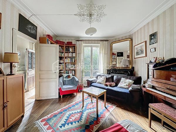 *** EXCLUSIVITE BSK IMMOBILIER ***

Plein centre de Corbeil 

Venez découvrir cette charmante meulière avec sous-sol total et abri voiture édifiée sur un beau terrain clos et arboré de 436 m2 - à deux pas des commodités et de la gare RER D !

Sur 3 niveaux + sous-sol, la maison se compose d'une jolie entrée desservant un séjour double traversant, une salle à manger et une cuisine avec accès jardin et sous-sol. WC. 

A l'étage, le palier dessert 4 chambres, une SDB et WC. 

Au second (grenier en partie aménagé), possibilité de créer encore de l'espace habitable.  Pour le moment, studio de musique et pièces de stockage. 

Sous-sol total avec accès réparti en cave, buanderie, chaufferie et salle de stockage

Pour les amateurs de maisons bourgeoises, les ingrédients sont là : carreaux de ciment, parquets chêne, moulures, cheminée d'angle, hauteurs sous plafond, escalier central.. 

Ou pour investisseurs : beau potentiel à diviser pour une bonne rentabilité (à une min du RER D) - potentiellement 8 chambres pour de la colocation. Plans sur demande. 

Une maison qui reste à rafraîchir mais déjà bien équipée : double vitrage au 1er étage, électricité refaite, panneaux photovoltaïques (1300 euros/an de revente à EDF !!) et pompe à chaleur AIR/EAU, toiture refaite. 

DPE en C !! 


Visite sur RDV