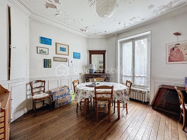 *** EXCLUSIVITE BSK IMMOBILIER ***

Plein centre de Corbeil 

Venez découvrir cette charmante meulière avec sous-sol total et abri voiture édifiée sur un beau terrain clos et arboré de 436 m2 - à deux pas des commodités et de la gare RER D !

Sur 3 niveaux + sous-sol, la maison se compose d'une jolie entrée desservant un séjour double traversant, une salle à manger et une cuisine avec accès jardin et sous-sol. WC. 

A l'étage, le palier dessert 4 chambres, une SDB et WC. 

Au second (grenier en partie aménagé), possibilité de créer encore de l'espace habitable.  Pour le moment, studio de musique et pièces de stockage. 

Sous-sol total avec accès réparti en cave, buanderie, chaufferie et salle de stockage

Pour les amateurs de maisons bourgeoises, les ingrédients sont là : carreaux de ciment, parquets chêne, moulures, cheminée d'angle, hauteurs sous plafond, escalier central.. 

Ou pour investisseurs : beau potentiel à diviser pour une bonne rentabilité (à une min du RER D) - potentiellement 8 chambres pour de la colocation. Plans sur demande. 

Une maison qui reste à rafraîchir mais déjà bien équipée : double vitrage au 1er étage, électricité refaite, panneaux photovoltaïques (1300 euros/an de revente à EDF !!) et pompe à chaleur AIR/EAU, toiture refaite. 

DPE en C !! 


Visite sur RDV
