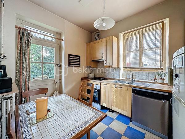 *** EXCLUSIVITE BSK IMMOBILIER ***

Plein centre de Corbeil 

Venez découvrir cette charmante meulière avec sous-sol total et abri voiture édifiée sur un beau terrain clos et arboré de 436 m2 - à deux pas des commodités et de la gare RER D !

Sur 3 niveaux + sous-sol, la maison se compose d'une jolie entrée desservant un séjour double traversant, une salle à manger et une cuisine avec accès jardin et sous-sol. WC. 

A l'étage, le palier dessert 4 chambres, une SDB et WC. 

Au second (grenier en partie aménagé), possibilité de créer encore de l'espace habitable.  Pour le moment, studio de musique et pièces de stockage. 

Sous-sol total avec accès réparti en cave, buanderie, chaufferie et salle de stockage

Pour les amateurs de maisons bourgeoises, les ingrédients sont là : carreaux de ciment, parquets chêne, moulures, cheminée d'angle, hauteurs sous plafond, escalier central.. 

Ou pour investisseurs : beau potentiel à diviser pour une bonne rentabilité (à une min du RER D) - potentiellement 8 chambres pour de la colocation. Plans sur demande. 

Une maison qui reste à rafraîchir mais déjà bien équipée : double vitrage au 1er étage, électricité refaite, panneaux photovoltaïques (1300 euros/an de revente à EDF !!) et pompe à chaleur AIR/EAU, toiture refaite. 

DPE en C !! 


Visite sur RDV