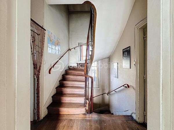 *** EXCLUSIVITE BSK IMMOBILIER ***

Plein centre de Corbeil 

Venez découvrir cette charmante meulière avec sous-sol total et abri voiture édifiée sur un beau terrain clos et arboré de 436 m2 - à deux pas des commodités et de la gare RER D !

Sur 3 niveaux + sous-sol, la maison se compose d'une jolie entrée desservant un séjour double traversant, une salle à manger et une cuisine avec accès jardin et sous-sol. WC. 

A l'étage, le palier dessert 4 chambres, une SDB et WC. 

Au second (grenier en partie aménagé), possibilité de créer encore de l'espace habitable.  Pour le moment, studio de musique et pièces de stockage. 

Sous-sol total avec accès réparti en cave, buanderie, chaufferie et salle de stockage

Pour les amateurs de maisons bourgeoises, les ingrédients sont là : carreaux de ciment, parquets chêne, moulures, cheminée d'angle, hauteurs sous plafond, escalier central.. 

Ou pour investisseurs : beau potentiel à diviser pour une bonne rentabilité (à une min du RER D) - potentiellement 8 chambres pour de la colocation. Plans sur demande. 

Une maison qui reste à rafraîchir mais déjà bien équipée : double vitrage au 1er étage, électricité refaite, panneaux photovoltaïques (1300 euros/an de revente à EDF !!) et pompe à chaleur AIR/EAU, toiture refaite. 

DPE en C !! 


Visite sur RDV