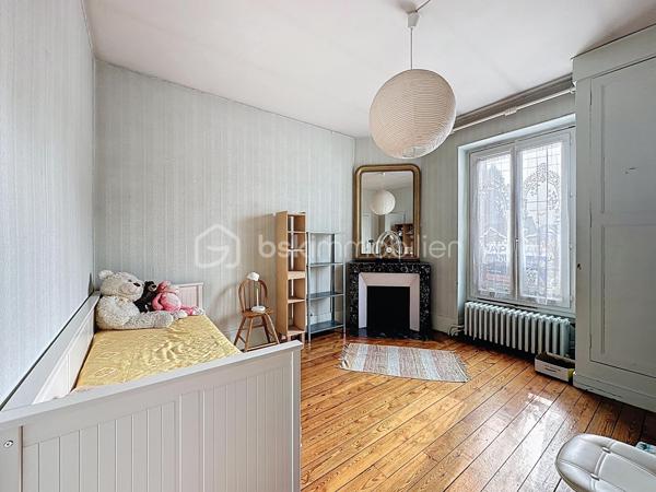 *** EXCLUSIVITE BSK IMMOBILIER ***

Plein centre de Corbeil 

Venez découvrir cette charmante meulière avec sous-sol total et abri voiture édifiée sur un beau terrain clos et arboré de 436 m2 - à deux pas des commodités et de la gare RER D !

Sur 3 niveaux + sous-sol, la maison se compose d'une jolie entrée desservant un séjour double traversant, une salle à manger et une cuisine avec accès jardin et sous-sol. WC. 

A l'étage, le palier dessert 4 chambres, une SDB et WC. 

Au second (grenier en partie aménagé), possibilité de créer encore de l'espace habitable.  Pour le moment, studio de musique et pièces de stockage. 

Sous-sol total avec accès réparti en cave, buanderie, chaufferie et salle de stockage

Pour les amateurs de maisons bourgeoises, les ingrédients sont là : carreaux de ciment, parquets chêne, moulures, cheminée d'angle, hauteurs sous plafond, escalier central.. 

Ou pour investisseurs : beau potentiel à diviser pour une bonne rentabilité (à une min du RER D) - potentiellement 8 chambres pour de la colocation. Plans sur demande. 

Une maison qui reste à rafraîchir mais déjà bien équipée : double vitrage au 1er étage, électricité refaite, panneaux photovoltaïques (1300 euros/an de revente à EDF !!) et pompe à chaleur AIR/EAU, toiture refaite. 

DPE en C !! 


Visite sur RDV