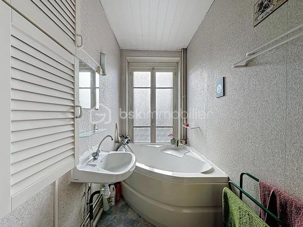 *** EXCLUSIVITE BSK IMMOBILIER ***

Plein centre de Corbeil 

Venez découvrir cette charmante meulière avec sous-sol total et abri voiture édifiée sur un beau terrain clos et arboré de 436 m2 - à deux pas des commodités et de la gare RER D !

Sur 3 niveaux + sous-sol, la maison se compose d'une jolie entrée desservant un séjour double traversant, une salle à manger et une cuisine avec accès jardin et sous-sol. WC. 

A l'étage, le palier dessert 4 chambres, une SDB et WC. 

Au second (grenier en partie aménagé), possibilité de créer encore de l'espace habitable.  Pour le moment, studio de musique et pièces de stockage. 

Sous-sol total avec accès réparti en cave, buanderie, chaufferie et salle de stockage

Pour les amateurs de maisons bourgeoises, les ingrédients sont là : carreaux de ciment, parquets chêne, moulures, cheminée d'angle, hauteurs sous plafond, escalier central.. 

Ou pour investisseurs : beau potentiel à diviser pour une bonne rentabilité (à une min du RER D) - potentiellement 8 chambres pour de la colocation. Plans sur demande. 

Une maison qui reste à rafraîchir mais déjà bien équipée : double vitrage au 1er étage, électricité refaite, panneaux photovoltaïques (1300 euros/an de revente à EDF !!) et pompe à chaleur AIR/EAU, toiture refaite. 

DPE en C !! 


Visite sur RDV