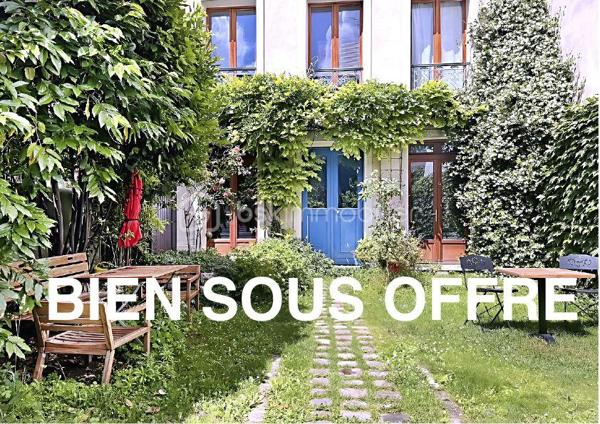 Il existe encore à Paris des lieux que l'on découvre presque par hasard. Des endroits préservés, confidentiels, où le temps semble ralentir.

À quelques pas seulement de la place Jourdain, ce deux-pièces de 28 m² se cache au sein d'une micro-copropriété de 5 lots, accessible par une grille ouvrant sur un grand jardin partagé. Pour rejoindre l'immeuble, il faut traverser cette parenthèse de verdure : une arrivée chez soi qui évoque davantage une maison de campagne qu'un appartement parisien.

Au 2ᵉ étage sur 3 d'un élégant immeuble de 1929 récemment ravalé, l'appartement bénéficie d'une exposition plein sud et d'une vue exceptionnellement dégagée. Le calme est saisissant, malgré l'emplacement ultra-central au cœur de l'un des quartiers les plus prisés de l'Est parisien.

Entièrement à réinventer, ce bien constitue une toile blanche idéale pour créer un lieu de vie à son image. Son plan compact, sa luminosité et surtout son environnement unique en font une opportunité rare pour les amateurs d'adresses singulières.

Une cave voûtée partagée complète ce bien.

**On aime particulièrement :**
• L'esprit "maison cachée" au cœur de Paris
• Le jardin partagé et l'atmosphère de village
• L'exposition plein sud et la lumière omniprésente
• La vue dégagée et l'absence de nuisances
• La petite copropriété à taille humaine
• Le potentiel de transformation d'un lieu véritablement unique

Un bien rare destiné à celles et ceux qui recherchent davantage qu'un appartement : un mode de vie, une adresse et une atmosphère.