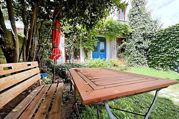 Il existe encore à Paris des lieux que l'on découvre presque par hasard. Des endroits préservés, confidentiels, où le temps semble ralentir.

À quelques pas seulement de la place Jourdain, ce deux-pièces de 28 m² se cache au sein d'une micro-copropriété de 5 lots, accessible par une grille ouvrant sur un grand jardin partagé. Pour rejoindre l'immeuble, il faut traverser cette parenthèse de verdure : une arrivée chez soi qui évoque davantage une maison de campagne qu'un appartement parisien.

Au 2ᵉ étage sur 3 d'un élégant immeuble de 1929 récemment ravalé, l'appartement bénéficie d'une exposition plein sud et d'une vue exceptionnellement dégagée. Le calme est saisissant, malgré l'emplacement ultra-central au cœur de l'un des quartiers les plus prisés de l'Est parisien.

Entièrement à réinventer, ce bien constitue une toile blanche idéale pour créer un lieu de vie à son image. Son plan compact, sa luminosité et surtout son environnement unique en font une opportunité rare pour les amateurs d'adresses singulières.

Une cave voûtée partagée complète ce bien.

**On aime particulièrement :**
• L'esprit "maison cachée" au cœur de Paris
• Le jardin partagé et l'atmosphère de village
• L'exposition plein sud et la lumière omniprésente
• La vue dégagée et l'absence de nuisances
• La petite copropriété à taille humaine
• Le potentiel de transformation d'un lieu véritablement unique

Un bien rare destiné à celles et ceux qui recherchent davantage qu'un appartement : un mode de vie, une adresse et une atmosphère.
