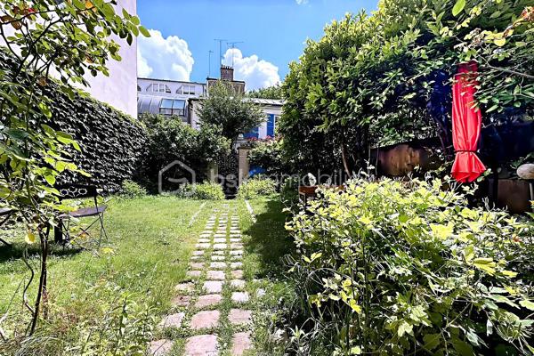 Il existe encore à Paris des lieux que l'on découvre presque par hasard. Des endroits préservés, confidentiels, où le temps semble ralentir.

À quelques pas seulement de la place Jourdain, ce deux-pièces de 28 m² se cache au sein d'une micro-copropriété de 5 lots, accessible par une grille ouvrant sur un grand jardin partagé. Pour rejoindre l'immeuble, il faut traverser cette parenthèse de verdure : une arrivée chez soi qui évoque davantage une maison de campagne qu'un appartement parisien.

Au 2ᵉ étage sur 3 d'un élégant immeuble de 1929 récemment ravalé, l'appartement bénéficie d'une exposition plein sud et d'une vue exceptionnellement dégagée. Le calme est saisissant, malgré l'emplacement ultra-central au cœur de l'un des quartiers les plus prisés de l'Est parisien.

Entièrement à réinventer, ce bien constitue une toile blanche idéale pour créer un lieu de vie à son image. Son plan compact, sa luminosité et surtout son environnement unique en font une opportunité rare pour les amateurs d'adresses singulières.

Une cave voûtée partagée complète ce bien.

**On aime particulièrement :**
• L'esprit "maison cachée" au cœur de Paris
• Le jardin partagé et l'atmosphère de village
• L'exposition plein sud et la lumière omniprésente
• La vue dégagée et l'absence de nuisances
• La petite copropriété à taille humaine
• Le potentiel de transformation d'un lieu véritablement unique

Un bien rare destiné à celles et ceux qui recherchent davantage qu'un appartement : un mode de vie, une adresse et une atmosphère.