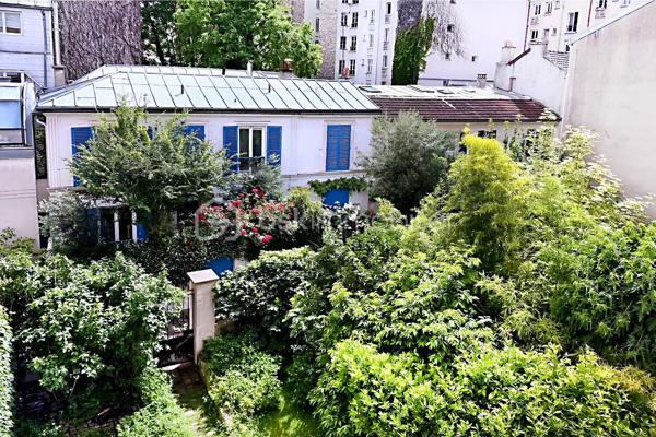 Il existe encore à Paris des lieux que l'on découvre presque par hasard. Des endroits préservés, confidentiels, où le temps semble ralentir.

À quelques pas seulement de la place Jourdain, ce deux-pièces de 28 m² se cache au sein d'une micro-copropriété de 5 lots, accessible par une grille ouvrant sur un grand jardin partagé. Pour rejoindre l'immeuble, il faut traverser cette parenthèse de verdure : une arrivée chez soi qui évoque davantage une maison de campagne qu'un appartement parisien.

Au 2ᵉ étage sur 3 d'un élégant immeuble de 1929 récemment ravalé, l'appartement bénéficie d'une exposition plein sud et d'une vue exceptionnellement dégagée. Le calme est saisissant, malgré l'emplacement ultra-central au cœur de l'un des quartiers les plus prisés de l'Est parisien.

Entièrement à réinventer, ce bien constitue une toile blanche idéale pour créer un lieu de vie à son image. Son plan compact, sa luminosité et surtout son environnement unique en font une opportunité rare pour les amateurs d'adresses singulières.

Une cave voûtée partagée complète ce bien.

**On aime particulièrement :**
• L'esprit "maison cachée" au cœur de Paris
• Le jardin partagé et l'atmosphère de village
• L'exposition plein sud et la lumière omniprésente
• La vue dégagée et l'absence de nuisances
• La petite copropriété à taille humaine
• Le potentiel de transformation d'un lieu véritablement unique

Un bien rare destiné à celles et ceux qui recherchent davantage qu'un appartement : un mode de vie, une adresse et une atmosphère.