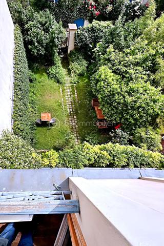 Il existe encore à Paris des lieux que l'on découvre presque par hasard. Des endroits préservés, confidentiels, où le temps semble ralentir.

À quelques pas seulement de la place Jourdain, ce deux-pièces de 28 m² se cache au sein d'une micro-copropriété de 5 lots, accessible par une grille ouvrant sur un grand jardin partagé. Pour rejoindre l'immeuble, il faut traverser cette parenthèse de verdure : une arrivée chez soi qui évoque davantage une maison de campagne qu'un appartement parisien.

Au 2ᵉ étage sur 3 d'un élégant immeuble de 1929 récemment ravalé, l'appartement bénéficie d'une exposition plein sud et d'une vue exceptionnellement dégagée. Le calme est saisissant, malgré l'emplacement ultra-central au cœur de l'un des quartiers les plus prisés de l'Est parisien.

Entièrement à réinventer, ce bien constitue une toile blanche idéale pour créer un lieu de vie à son image. Son plan compact, sa luminosité et surtout son environnement unique en font une opportunité rare pour les amateurs d'adresses singulières.

Une cave voûtée partagée complète ce bien.

**On aime particulièrement :**
• L'esprit "maison cachée" au cœur de Paris
• Le jardin partagé et l'atmosphère de village
• L'exposition plein sud et la lumière omniprésente
• La vue dégagée et l'absence de nuisances
• La petite copropriété à taille humaine
• Le potentiel de transformation d'un lieu véritablement unique

Un bien rare destiné à celles et ceux qui recherchent davantage qu'un appartement : un mode de vie, une adresse et une atmosphère.