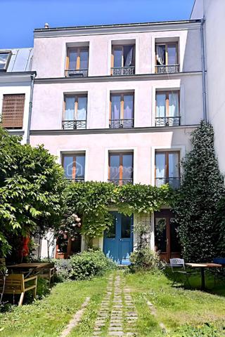 Il existe encore à Paris des lieux que l'on découvre presque par hasard. Des endroits préservés, confidentiels, où le temps semble ralentir.

À quelques pas seulement de la place Jourdain, ce deux-pièces de 28 m² se cache au sein d'une micro-copropriété de 5 lots, accessible par une grille ouvrant sur un grand jardin partagé. Pour rejoindre l'immeuble, il faut traverser cette parenthèse de verdure : une arrivée chez soi qui évoque davantage une maison de campagne qu'un appartement parisien.

Au 2ᵉ étage sur 3 d'un élégant immeuble de 1929 récemment ravalé, l'appartement bénéficie d'une exposition plein sud et d'une vue exceptionnellement dégagée. Le calme est saisissant, malgré l'emplacement ultra-central au cœur de l'un des quartiers les plus prisés de l'Est parisien.

Entièrement à réinventer, ce bien constitue une toile blanche idéale pour créer un lieu de vie à son image. Son plan compact, sa luminosité et surtout son environnement unique en font une opportunité rare pour les amateurs d'adresses singulières.

Une cave voûtée partagée complète ce bien.

**On aime particulièrement :**
• L'esprit "maison cachée" au cœur de Paris
• Le jardin partagé et l'atmosphère de village
• L'exposition plein sud et la lumière omniprésente
• La vue dégagée et l'absence de nuisances
• La petite copropriété à taille humaine
• Le potentiel de transformation d'un lieu véritablement unique

Un bien rare destiné à celles et ceux qui recherchent davantage qu'un appartement : un mode de vie, une adresse et une atmosphère.