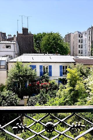 Il existe encore à Paris des lieux que l'on découvre presque par hasard. Des endroits préservés, confidentiels, où le temps semble ralentir.

À quelques pas seulement de la place Jourdain, ce deux-pièces de 28 m² se cache au sein d'une micro-copropriété de 5 lots, accessible par une grille ouvrant sur un grand jardin partagé. Pour rejoindre l'immeuble, il faut traverser cette parenthèse de verdure : une arrivée chez soi qui évoque davantage une maison de campagne qu'un appartement parisien.

Au 2ᵉ étage sur 3 d'un élégant immeuble de 1929 récemment ravalé, l'appartement bénéficie d'une exposition plein sud et d'une vue exceptionnellement dégagée. Le calme est saisissant, malgré l'emplacement ultra-central au cœur de l'un des quartiers les plus prisés de l'Est parisien.

Entièrement à réinventer, ce bien constitue une toile blanche idéale pour créer un lieu de vie à son image. Son plan compact, sa luminosité et surtout son environnement unique en font une opportunité rare pour les amateurs d'adresses singulières.

Une cave voûtée partagée complète ce bien.

**On aime particulièrement :**
• L'esprit "maison cachée" au cœur de Paris
• Le jardin partagé et l'atmosphère de village
• L'exposition plein sud et la lumière omniprésente
• La vue dégagée et l'absence de nuisances
• La petite copropriété à taille humaine
• Le potentiel de transformation d'un lieu véritablement unique

Un bien rare destiné à celles et ceux qui recherchent davantage qu'un appartement : un mode de vie, une adresse et une atmosphère.