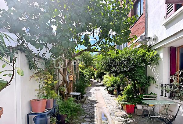 Il existe encore à Paris des lieux que l'on découvre presque par hasard. Des endroits préservés, confidentiels, où le temps semble ralentir.

À quelques pas seulement de la place Jourdain, ce deux-pièces de 28 m² se cache au sein d'une micro-copropriété de 5 lots, accessible par une grille ouvrant sur un grand jardin partagé. Pour rejoindre l'immeuble, il faut traverser cette parenthèse de verdure : une arrivée chez soi qui évoque davantage une maison de campagne qu'un appartement parisien.

Au 2ᵉ étage sur 3 d'un élégant immeuble de 1929 récemment ravalé, l'appartement bénéficie d'une exposition plein sud et d'une vue exceptionnellement dégagée. Le calme est saisissant, malgré l'emplacement ultra-central au cœur de l'un des quartiers les plus prisés de l'Est parisien.

Entièrement à réinventer, ce bien constitue une toile blanche idéale pour créer un lieu de vie à son image. Son plan compact, sa luminosité et surtout son environnement unique en font une opportunité rare pour les amateurs d'adresses singulières.

Une cave voûtée partagée complète ce bien.

**On aime particulièrement :**
• L'esprit "maison cachée" au cœur de Paris
• Le jardin partagé et l'atmosphère de village
• L'exposition plein sud et la lumière omniprésente
• La vue dégagée et l'absence de nuisances
• La petite copropriété à taille humaine
• Le potentiel de transformation d'un lieu véritablement unique

Un bien rare destiné à celles et ceux qui recherchent davantage qu'un appartement : un mode de vie, une adresse et une atmosphère.