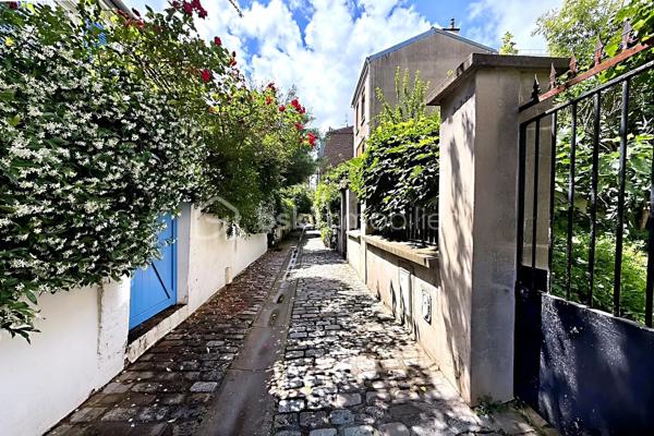 Il existe encore à Paris des lieux que l'on découvre presque par hasard. Des endroits préservés, confidentiels, où le temps semble ralentir.

À quelques pas seulement de la place Jourdain, ce deux-pièces de 28 m² se cache au sein d'une micro-copropriété de 5 lots, accessible par une grille ouvrant sur un grand jardin partagé. Pour rejoindre l'immeuble, il faut traverser cette parenthèse de verdure : une arrivée chez soi qui évoque davantage une maison de campagne qu'un appartement parisien.

Au 2ᵉ étage sur 3 d'un élégant immeuble de 1929 récemment ravalé, l'appartement bénéficie d'une exposition plein sud et d'une vue exceptionnellement dégagée. Le calme est saisissant, malgré l'emplacement ultra-central au cœur de l'un des quartiers les plus prisés de l'Est parisien.

Entièrement à réinventer, ce bien constitue une toile blanche idéale pour créer un lieu de vie à son image. Son plan compact, sa luminosité et surtout son environnement unique en font une opportunité rare pour les amateurs d'adresses singulières.

Une cave voûtée partagée complète ce bien.

**On aime particulièrement :**
• L'esprit "maison cachée" au cœur de Paris
• Le jardin partagé et l'atmosphère de village
• L'exposition plein sud et la lumière omniprésente
• La vue dégagée et l'absence de nuisances
• La petite copropriété à taille humaine
• Le potentiel de transformation d'un lieu véritablement unique

Un bien rare destiné à celles et ceux qui recherchent davantage qu'un appartement : un mode de vie, une adresse et une atmosphère.