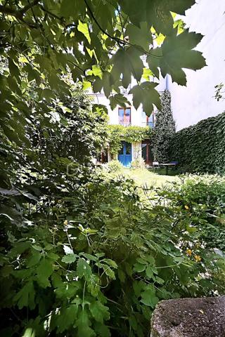 Il existe encore à Paris des lieux que l'on découvre presque par hasard. Des endroits préservés, confidentiels, où le temps semble ralentir.

À quelques pas seulement de la place Jourdain, ce deux-pièces de 28 m² se cache au sein d'une micro-copropriété de 5 lots, accessible par une grille ouvrant sur un grand jardin partagé. Pour rejoindre l'immeuble, il faut traverser cette parenthèse de verdure : une arrivée chez soi qui évoque davantage une maison de campagne qu'un appartement parisien.

Au 2ᵉ étage sur 3 d'un élégant immeuble de 1929 récemment ravalé, l'appartement bénéficie d'une exposition plein sud et d'une vue exceptionnellement dégagée. Le calme est saisissant, malgré l'emplacement ultra-central au cœur de l'un des quartiers les plus prisés de l'Est parisien.

Entièrement à réinventer, ce bien constitue une toile blanche idéale pour créer un lieu de vie à son image. Son plan compact, sa luminosité et surtout son environnement unique en font une opportunité rare pour les amateurs d'adresses singulières.

Une cave voûtée partagée complète ce bien.

**On aime particulièrement :**
• L'esprit "maison cachée" au cœur de Paris
• Le jardin partagé et l'atmosphère de village
• L'exposition plein sud et la lumière omniprésente
• La vue dégagée et l'absence de nuisances
• La petite copropriété à taille humaine
• Le potentiel de transformation d'un lieu véritablement unique

Un bien rare destiné à celles et ceux qui recherchent davantage qu'un appartement : un mode de vie, une adresse et une atmosphère.