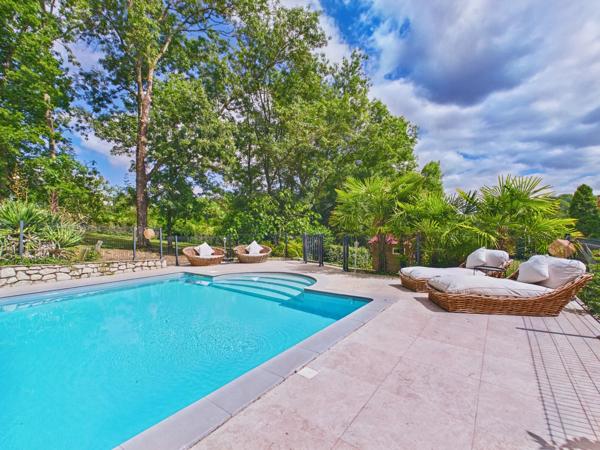 Superbe propriété avec piscine et vue dégagée
