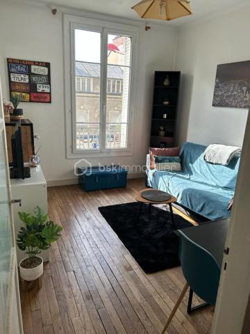 Appartement – Le Mans - 3 minutes à pied de la gare.

Vendu meublé et équipé.

Forte demande locative : location meublé et location courte durée. Logement actuellement exploité en location courte durée. 

Situé au 86 avenue Général Leclerc au Mans, cet appartement se trouve au 2ème étage d’une copropriété sans ascenseur.

Il comprend :

* une pièce de vie,
* une cuisine,
* une chambre,
* ainsi qu’une cave.

L’appartement dispose de double vitrage et d’un beau parquet en bois dans la chambre et la pièce de vie, apportant du charme à l’ensemble.

Actuellement exploité en location courte durée.
Chauffage collectif

DPE : E

Un dossier complet est disponible sur simple demande avant toute visite : diagnostics techniques du logement ainsi que l’ensemble des documents relatifs au bien. Une transparence totale pour un projet d’achat sécurisé.

J’accompagne mes clients, dont plusieurs disposent déjà d’un financement fiable et assuré, dans leur recherche de biens au Mans et ses alentours. Je suis également à la recherche de nouveaux biens à vendre. Je rémunère mes apporteurs d’affaires et je travaille avec un réseau d’artisans ainsi qu’un courtier en financement afin de vous accompagner dans toutes les étapes de votre projet immobilier.