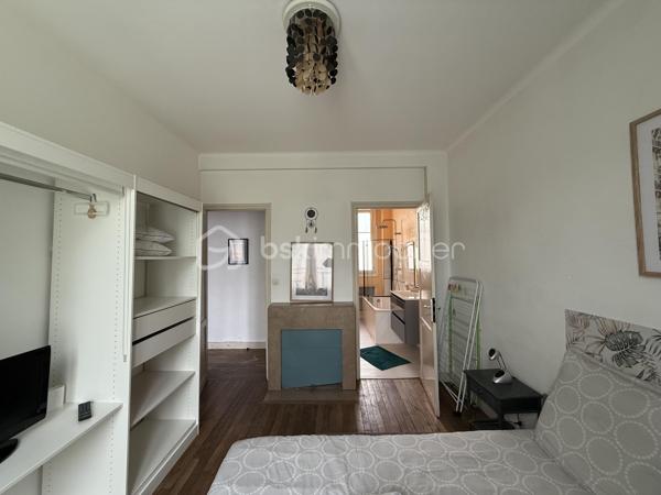 Appartement – Le Mans - 3 minutes à pied de la gare.

Vendu meublé et équipé.

Forte demande locative : location meublé et location courte durée. Logement actuellement exploité en location courte durée. 

Situé au 86 avenue Général Leclerc au Mans, cet appartement se trouve au 2ème étage d’une copropriété sans ascenseur.

Il comprend :

* une pièce de vie,
* une cuisine,
* une chambre,
* ainsi qu’une cave.

L’appartement dispose de double vitrage et d’un beau parquet en bois dans la chambre et la pièce de vie, apportant du charme à l’ensemble.

Actuellement exploité en location courte durée.
Chauffage collectif

DPE : E

Un dossier complet est disponible sur simple demande avant toute visite : diagnostics techniques du logement ainsi que l’ensemble des documents relatifs au bien. Une transparence totale pour un projet d’achat sécurisé.

J’accompagne mes clients, dont plusieurs disposent déjà d’un financement fiable et assuré, dans leur recherche de biens au Mans et ses alentours. Je suis également à la recherche de nouveaux biens à vendre. Je rémunère mes apporteurs d’affaires et je travaille avec un réseau d’artisans ainsi qu’un courtier en financement afin de vous accompagner dans toutes les étapes de votre projet immobilier.
