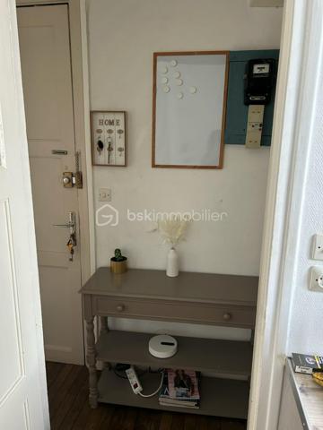 Appartement – Le Mans - 3 minutes à pied de la gare.

Vendu meublé et équipé.

Forte demande locative : location meublé et location courte durée. Logement actuellement exploité en location courte durée. 

Situé au 86 avenue Général Leclerc au Mans, cet appartement se trouve au 2ème étage d’une copropriété sans ascenseur.

Il comprend :

* une pièce de vie,
* une cuisine,
* une chambre,
* ainsi qu’une cave.

L’appartement dispose de double vitrage et d’un beau parquet en bois dans la chambre et la pièce de vie, apportant du charme à l’ensemble.

Actuellement exploité en location courte durée.
Chauffage collectif

DPE : E

Un dossier complet est disponible sur simple demande avant toute visite : diagnostics techniques du logement ainsi que l’ensemble des documents relatifs au bien. Une transparence totale pour un projet d’achat sécurisé.

J’accompagne mes clients, dont plusieurs disposent déjà d’un financement fiable et assuré, dans leur recherche de biens au Mans et ses alentours. Je suis également à la recherche de nouveaux biens à vendre. Je rémunère mes apporteurs d’affaires et je travaille avec un réseau d’artisans ainsi qu’un courtier en financement afin de vous accompagner dans toutes les étapes de votre projet immobilier.