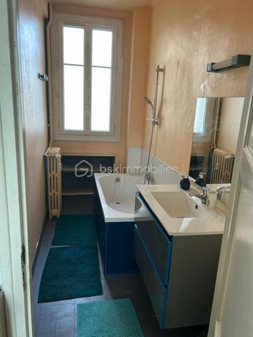 Appartement – Le Mans - 3 minutes à pied de la gare.

Vendu meublé et équipé.

Forte demande locative : location meublé et location courte durée. Logement actuellement exploité en location courte durée. 

Situé au 86 avenue Général Leclerc au Mans, cet appartement se trouve au 2ème étage d’une copropriété sans ascenseur.

Il comprend :

* une pièce de vie,
* une cuisine,
* une chambre,
* ainsi qu’une cave.

L’appartement dispose de double vitrage et d’un beau parquet en bois dans la chambre et la pièce de vie, apportant du charme à l’ensemble.

Actuellement exploité en location courte durée.
Chauffage collectif

DPE : E

Un dossier complet est disponible sur simple demande avant toute visite : diagnostics techniques du logement ainsi que l’ensemble des documents relatifs au bien. Une transparence totale pour un projet d’achat sécurisé.

J’accompagne mes clients, dont plusieurs disposent déjà d’un financement fiable et assuré, dans leur recherche de biens au Mans et ses alentours. Je suis également à la recherche de nouveaux biens à vendre. Je rémunère mes apporteurs d’affaires et je travaille avec un réseau d’artisans ainsi qu’un courtier en financement afin de vous accompagner dans toutes les étapes de votre projet immobilier.