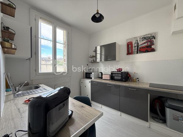 Appartement – Le Mans - 3 minutes à pied de la gare.

Vendu meublé et équipé.

Forte demande locative : location meublé et location courte durée. Logement actuellement exploité en location courte durée. 

Situé au 86 avenue Général Leclerc au Mans, cet appartement se trouve au 2ème étage d’une copropriété sans ascenseur.

Il comprend :

* une pièce de vie,
* une cuisine,
* une chambre,
* ainsi qu’une cave.

L’appartement dispose de double vitrage et d’un beau parquet en bois dans la chambre et la pièce de vie, apportant du charme à l’ensemble.

Actuellement exploité en location courte durée.
Chauffage collectif

DPE : E

Un dossier complet est disponible sur simple demande avant toute visite : diagnostics techniques du logement ainsi que l’ensemble des documents relatifs au bien. Une transparence totale pour un projet d’achat sécurisé.

J’accompagne mes clients, dont plusieurs disposent déjà d’un financement fiable et assuré, dans leur recherche de biens au Mans et ses alentours. Je suis également à la recherche de nouveaux biens à vendre. Je rémunère mes apporteurs d’affaires et je travaille avec un réseau d’artisans ainsi qu’un courtier en financement afin de vous accompagner dans toutes les étapes de votre projet immobilier.