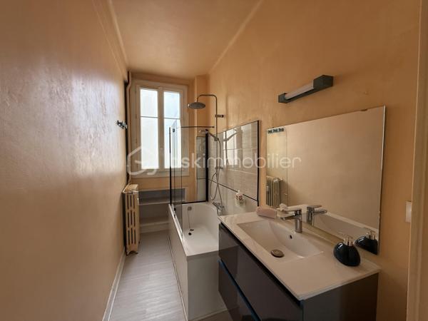 Appartement – Le Mans - 3 minutes à pied de la gare.

Vendu meublé et équipé.

Forte demande locative : location meublé et location courte durée. Logement actuellement exploité en location courte durée. 

Situé au 86 avenue Général Leclerc au Mans, cet appartement se trouve au 2ème étage d’une copropriété sans ascenseur.

Il comprend :

* une pièce de vie,
* une cuisine,
* une chambre,
* ainsi qu’une cave.

L’appartement dispose de double vitrage et d’un beau parquet en bois dans la chambre et la pièce de vie, apportant du charme à l’ensemble.

Actuellement exploité en location courte durée.
Chauffage collectif

DPE : E

Un dossier complet est disponible sur simple demande avant toute visite : diagnostics techniques du logement ainsi que l’ensemble des documents relatifs au bien. Une transparence totale pour un projet d’achat sécurisé.

J’accompagne mes clients, dont plusieurs disposent déjà d’un financement fiable et assuré, dans leur recherche de biens au Mans et ses alentours. Je suis également à la recherche de nouveaux biens à vendre. Je rémunère mes apporteurs d’affaires et je travaille avec un réseau d’artisans ainsi qu’un courtier en financement afin de vous accompagner dans toutes les étapes de votre projet immobilier.