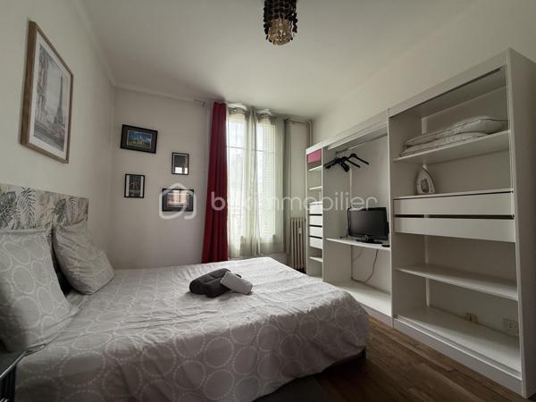 Appartement – Le Mans - 3 minutes à pied de la gare.

Vendu meublé et équipé.

Forte demande locative : location meublé et location courte durée. Logement actuellement exploité en location courte durée. 

Situé au 86 avenue Général Leclerc au Mans, cet appartement se trouve au 2ème étage d’une copropriété sans ascenseur.

Il comprend :

* une pièce de vie,
* une cuisine,
* une chambre,
* ainsi qu’une cave.

L’appartement dispose de double vitrage et d’un beau parquet en bois dans la chambre et la pièce de vie, apportant du charme à l’ensemble.

Actuellement exploité en location courte durée.
Chauffage collectif

DPE : E

Un dossier complet est disponible sur simple demande avant toute visite : diagnostics techniques du logement ainsi que l’ensemble des documents relatifs au bien. Une transparence totale pour un projet d’achat sécurisé.

J’accompagne mes clients, dont plusieurs disposent déjà d’un financement fiable et assuré, dans leur recherche de biens au Mans et ses alentours. Je suis également à la recherche de nouveaux biens à vendre. Je rémunère mes apporteurs d’affaires et je travaille avec un réseau d’artisans ainsi qu’un courtier en financement afin de vous accompagner dans toutes les étapes de votre projet immobilier.