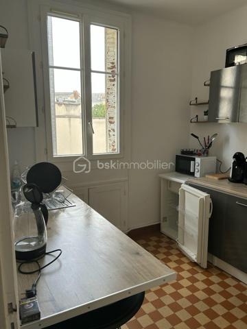 Appartement – Le Mans - 3 minutes à pied de la gare.

Vendu meublé et équipé.

Forte demande locative : location meublé et location courte durée. Logement actuellement exploité en location courte durée. 

Situé au 86 avenue Général Leclerc au Mans, cet appartement se trouve au 2ème étage d’une copropriété sans ascenseur.

Il comprend :

* une pièce de vie,
* une cuisine,
* une chambre,
* ainsi qu’une cave.

L’appartement dispose de double vitrage et d’un beau parquet en bois dans la chambre et la pièce de vie, apportant du charme à l’ensemble.

Actuellement exploité en location courte durée.
Chauffage collectif

DPE : E

Un dossier complet est disponible sur simple demande avant toute visite : diagnostics techniques du logement ainsi que l’ensemble des documents relatifs au bien. Une transparence totale pour un projet d’achat sécurisé.

J’accompagne mes clients, dont plusieurs disposent déjà d’un financement fiable et assuré, dans leur recherche de biens au Mans et ses alentours. Je suis également à la recherche de nouveaux biens à vendre. Je rémunère mes apporteurs d’affaires et je travaille avec un réseau d’artisans ainsi qu’un courtier en financement afin de vous accompagner dans toutes les étapes de votre projet immobilier.