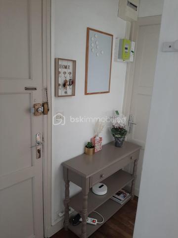Appartement – Le Mans - 3 minutes à pied de la gare.

Vendu meublé et équipé.

Forte demande locative : location meublé et location courte durée. Logement actuellement exploité en location courte durée. 

Situé au 86 avenue Général Leclerc au Mans, cet appartement se trouve au 2ème étage d’une copropriété sans ascenseur.

Il comprend :

* une pièce de vie,
* une cuisine,
* une chambre,
* ainsi qu’une cave.

L’appartement dispose de double vitrage et d’un beau parquet en bois dans la chambre et la pièce de vie, apportant du charme à l’ensemble.

Actuellement exploité en location courte durée.
Chauffage collectif

DPE : E

Un dossier complet est disponible sur simple demande avant toute visite : diagnostics techniques du logement ainsi que l’ensemble des documents relatifs au bien. Une transparence totale pour un projet d’achat sécurisé.

J’accompagne mes clients, dont plusieurs disposent déjà d’un financement fiable et assuré, dans leur recherche de biens au Mans et ses alentours. Je suis également à la recherche de nouveaux biens à vendre. Je rémunère mes apporteurs d’affaires et je travaille avec un réseau d’artisans ainsi qu’un courtier en financement afin de vous accompagner dans toutes les étapes de votre projet immobilier.