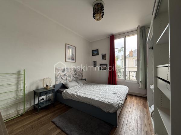 Appartement – Le Mans - 3 minutes à pied de la gare.

Vendu meublé et équipé.

Forte demande locative : location meublé et location courte durée. Logement actuellement exploité en location courte durée. 

Situé au 86 avenue Général Leclerc au Mans, cet appartement se trouve au 2ème étage d’une copropriété sans ascenseur.

Il comprend :

* une pièce de vie,
* une cuisine,
* une chambre,
* ainsi qu’une cave.

L’appartement dispose de double vitrage et d’un beau parquet en bois dans la chambre et la pièce de vie, apportant du charme à l’ensemble.

Actuellement exploité en location courte durée.
Chauffage collectif

DPE : E

Un dossier complet est disponible sur simple demande avant toute visite : diagnostics techniques du logement ainsi que l’ensemble des documents relatifs au bien. Une transparence totale pour un projet d’achat sécurisé.

J’accompagne mes clients, dont plusieurs disposent déjà d’un financement fiable et assuré, dans leur recherche de biens au Mans et ses alentours. Je suis également à la recherche de nouveaux biens à vendre. Je rémunère mes apporteurs d’affaires et je travaille avec un réseau d’artisans ainsi qu’un courtier en financement afin de vous accompagner dans toutes les étapes de votre projet immobilier.
