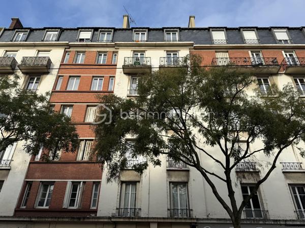 Appartement – Le Mans - 3 minutes à pied de la gare.

Vendu meublé et équipé.

Forte demande locative : location meublé et location courte durée. Logement actuellement exploité en location courte durée. 

Situé au 86 avenue Général Leclerc au Mans, cet appartement se trouve au 2ème étage d’une copropriété sans ascenseur.

Il comprend :

* une pièce de vie,
* une cuisine,
* une chambre,
* ainsi qu’une cave.

L’appartement dispose de double vitrage et d’un beau parquet en bois dans la chambre et la pièce de vie, apportant du charme à l’ensemble.

Actuellement exploité en location courte durée.
Chauffage collectif

DPE : E

Un dossier complet est disponible sur simple demande avant toute visite : diagnostics techniques du logement ainsi que l’ensemble des documents relatifs au bien. Une transparence totale pour un projet d’achat sécurisé.

J’accompagne mes clients, dont plusieurs disposent déjà d’un financement fiable et assuré, dans leur recherche de biens au Mans et ses alentours. Je suis également à la recherche de nouveaux biens à vendre. Je rémunère mes apporteurs d’affaires et je travaille avec un réseau d’artisans ainsi qu’un courtier en financement afin de vous accompagner dans toutes les étapes de votre projet immobilier.