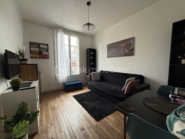 Appartement – Le Mans - 3 minutes à pied de la gare.

Vendu meublé et équipé.

Forte demande locative : location meublé et location courte durée. Logement actuellement exploité en location courte durée. 

Situé au 86 avenue Général Leclerc au Mans, cet appartement se trouve au 2ème étage d’une copropriété sans ascenseur.

Il comprend :

* une pièce de vie,
* une cuisine,
* une chambre,
* ainsi qu’une cave.

L’appartement dispose de double vitrage et d’un beau parquet en bois dans la chambre et la pièce de vie, apportant du charme à l’ensemble.

Actuellement exploité en location courte durée.
Chauffage collectif

DPE : E

Un dossier complet est disponible sur simple demande avant toute visite : diagnostics techniques du logement ainsi que l’ensemble des documents relatifs au bien. Une transparence totale pour un projet d’achat sécurisé.

J’accompagne mes clients, dont plusieurs disposent déjà d’un financement fiable et assuré, dans leur recherche de biens au Mans et ses alentours. Je suis également à la recherche de nouveaux biens à vendre. Je rémunère mes apporteurs d’affaires et je travaille avec un réseau d’artisans ainsi qu’un courtier en financement afin de vous accompagner dans toutes les étapes de votre projet immobilier.