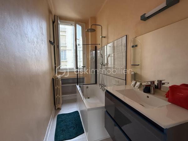 Appartement – Le Mans - 3 minutes à pied de la gare.

Vendu meublé et équipé.

Forte demande locative : location meublé et location courte durée. Logement actuellement exploité en location courte durée. 

Situé au 86 avenue Général Leclerc au Mans, cet appartement se trouve au 2ème étage d’une copropriété sans ascenseur.

Il comprend :

* une pièce de vie,
* une cuisine,
* une chambre,
* ainsi qu’une cave.

L’appartement dispose de double vitrage et d’un beau parquet en bois dans la chambre et la pièce de vie, apportant du charme à l’ensemble.

Actuellement exploité en location courte durée.
Chauffage collectif

DPE : E

Un dossier complet est disponible sur simple demande avant toute visite : diagnostics techniques du logement ainsi que l’ensemble des documents relatifs au bien. Une transparence totale pour un projet d’achat sécurisé.

J’accompagne mes clients, dont plusieurs disposent déjà d’un financement fiable et assuré, dans leur recherche de biens au Mans et ses alentours. Je suis également à la recherche de nouveaux biens à vendre. Je rémunère mes apporteurs d’affaires et je travaille avec un réseau d’artisans ainsi qu’un courtier en financement afin de vous accompagner dans toutes les étapes de votre projet immobilier.