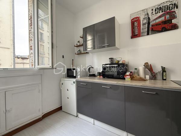 Appartement – Le Mans - 3 minutes à pied de la gare.

Vendu meublé et équipé.

Forte demande locative : location meublé et location courte durée. Logement actuellement exploité en location courte durée. 

Situé au 86 avenue Général Leclerc au Mans, cet appartement se trouve au 2ème étage d’une copropriété sans ascenseur.

Il comprend :

* une pièce de vie,
* une cuisine,
* une chambre,
* ainsi qu’une cave.

L’appartement dispose de double vitrage et d’un beau parquet en bois dans la chambre et la pièce de vie, apportant du charme à l’ensemble.

Actuellement exploité en location courte durée.
Chauffage collectif

DPE : E

Un dossier complet est disponible sur simple demande avant toute visite : diagnostics techniques du logement ainsi que l’ensemble des documents relatifs au bien. Une transparence totale pour un projet d’achat sécurisé.

J’accompagne mes clients, dont plusieurs disposent déjà d’un financement fiable et assuré, dans leur recherche de biens au Mans et ses alentours. Je suis également à la recherche de nouveaux biens à vendre. Je rémunère mes apporteurs d’affaires et je travaille avec un réseau d’artisans ainsi qu’un courtier en financement afin de vous accompagner dans toutes les étapes de votre projet immobilier.