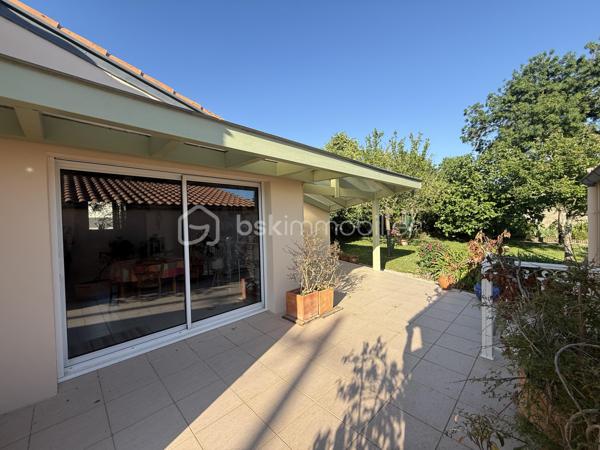 Dans un environnement calme et recherché, découvrez cette maison des années 70 d’environ 110 m² habitables, implantée sur une belle parcelle close et arborée de plus de 600 m².
Elle se compose d’une entrée, d’un salon-séjour lumineux, d’une cuisine aménagée et équipée, d’une chambre, d’une salle d’eau et d’un WC indépendant.
La maison dispose également d’un second espace comprenant une pièce de vie avec évier et rangements ainsi qu’une grande chambre avec placards. Son agencement offre de belles possibilités d’évolution selon vos besoins.

À l’extérieur, vous profiterez d’un agréable jardin agrémenté d’arbres fruitiers, d’une terrasse, d’une terrasse couverte, d’un garage et d’un abri de jardin.

Les plus :

* Maison non mitoyenne
* Terrain entièrement clos
* Belle exposition
* Volets roulants électriques
* Tout-à-l’égout
* Quartier résidentiel paisible

Des travaux de rafraîchissement permettront de révéler tout le potentiel de cette maison idéalement située, à quelques minutes seulement des commerces et des plages.

Une belle opportunité pour créer un lieu de vie à votre image.