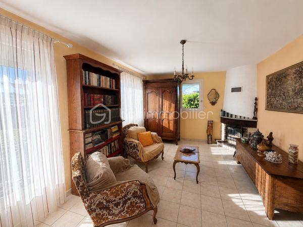 Dans un environnement calme et recherché, découvrez cette maison des années 70 d’environ 110 m² habitables, implantée sur une belle parcelle close et arborée de plus de 600 m².
Elle se compose d’une entrée, d’un salon-séjour lumineux, d’une cuisine aménagée et équipée, d’une chambre, d’une salle d’eau et d’un WC indépendant.
La maison dispose également d’un second espace comprenant une pièce de vie avec évier et rangements ainsi qu’une grande chambre avec placards. Son agencement offre de belles possibilités d’évolution selon vos besoins.

À l’extérieur, vous profiterez d’un agréable jardin agrémenté d’arbres fruitiers, d’une terrasse, d’une terrasse couverte, d’un garage et d’un abri de jardin.

Les plus :

* Maison non mitoyenne
* Terrain entièrement clos
* Belle exposition
* Volets roulants électriques
* Tout-à-l’égout
* Quartier résidentiel paisible

Des travaux de rafraîchissement permettront de révéler tout le potentiel de cette maison idéalement située, à quelques minutes seulement des commerces et des plages.

Une belle opportunité pour créer un lieu de vie à votre image.