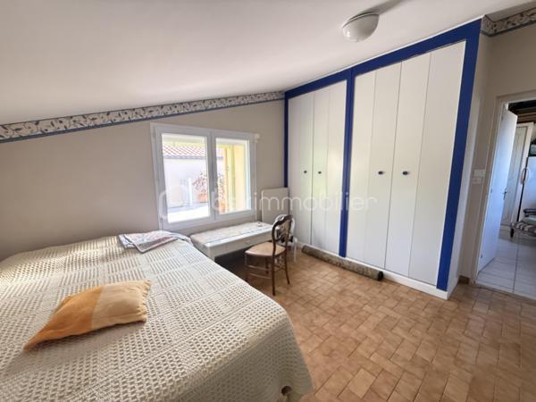 Dans un environnement calme et recherché, découvrez cette maison des années 70 d’environ 110 m² habitables, implantée sur une belle parcelle close et arborée de plus de 600 m².
Elle se compose d’une entrée, d’un salon-séjour lumineux, d’une cuisine aménagée et équipée, d’une chambre, d’une salle d’eau et d’un WC indépendant.
La maison dispose également d’un second espace comprenant une pièce de vie avec évier et rangements ainsi qu’une grande chambre avec placards. Son agencement offre de belles possibilités d’évolution selon vos besoins.

À l’extérieur, vous profiterez d’un agréable jardin agrémenté d’arbres fruitiers, d’une terrasse, d’une terrasse couverte, d’un garage et d’un abri de jardin.

Les plus :

* Maison non mitoyenne
* Terrain entièrement clos
* Belle exposition
* Volets roulants électriques
* Tout-à-l’égout
* Quartier résidentiel paisible

Des travaux de rafraîchissement permettront de révéler tout le potentiel de cette maison idéalement située, à quelques minutes seulement des commerces et des plages.

Une belle opportunité pour créer un lieu de vie à votre image.