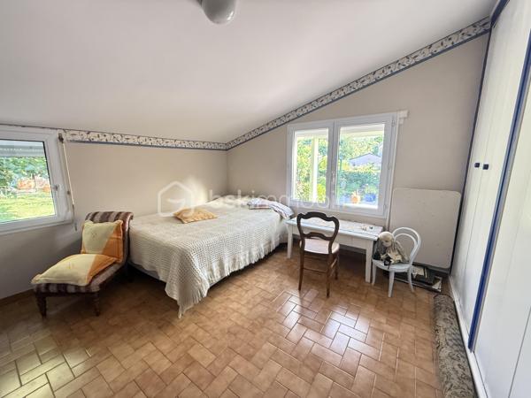 Dans un environnement calme et recherché, découvrez cette maison des années 70 d’environ 110 m² habitables, implantée sur une belle parcelle close et arborée de plus de 600 m².
Elle se compose d’une entrée, d’un salon-séjour lumineux, d’une cuisine aménagée et équipée, d’une chambre, d’une salle d’eau et d’un WC indépendant.
La maison dispose également d’un second espace comprenant une pièce de vie avec évier et rangements ainsi qu’une grande chambre avec placards. Son agencement offre de belles possibilités d’évolution selon vos besoins.

À l’extérieur, vous profiterez d’un agréable jardin agrémenté d’arbres fruitiers, d’une terrasse, d’une terrasse couverte, d’un garage et d’un abri de jardin.

Les plus :

* Maison non mitoyenne
* Terrain entièrement clos
* Belle exposition
* Volets roulants électriques
* Tout-à-l’égout
* Quartier résidentiel paisible

Des travaux de rafraîchissement permettront de révéler tout le potentiel de cette maison idéalement située, à quelques minutes seulement des commerces et des plages.

Une belle opportunité pour créer un lieu de vie à votre image.