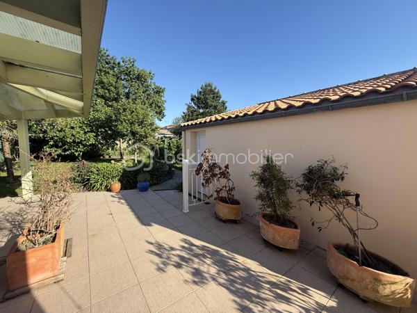 Dans un environnement calme et recherché, découvrez cette maison des années 70 d’environ 110 m² habitables, implantée sur une belle parcelle close et arborée de plus de 600 m².
Elle se compose d’une entrée, d’un salon-séjour lumineux, d’une cuisine aménagée et équipée, d’une chambre, d’une salle d’eau et d’un WC indépendant.
La maison dispose également d’un second espace comprenant une pièce de vie avec évier et rangements ainsi qu’une grande chambre avec placards. Son agencement offre de belles possibilités d’évolution selon vos besoins.

À l’extérieur, vous profiterez d’un agréable jardin agrémenté d’arbres fruitiers, d’une terrasse, d’une terrasse couverte, d’un garage et d’un abri de jardin.

Les plus :

* Maison non mitoyenne
* Terrain entièrement clos
* Belle exposition
* Volets roulants électriques
* Tout-à-l’égout
* Quartier résidentiel paisible

Des travaux de rafraîchissement permettront de révéler tout le potentiel de cette maison idéalement située, à quelques minutes seulement des commerces et des plages.

Une belle opportunité pour créer un lieu de vie à votre image.