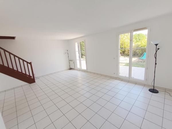 Dans petit lotissement, maison individuelle de 79 m² avec garage
