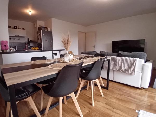 A proximité immédiate de Rennes, dans un environnement calme et verdoyant, découvrez cet agréable appartement T3 de 65 m2 situé en rez-de-chaussée d'une résidence récente et bien entretenue construite  en 2014.
L'appartement se compose d'une entrée avec placards, d'une cuisine aménagée et équipée ouverte sur un lumineux séjour, de deux belles chambres, d'une salle de bains avec baignoire et lavabo, ainsi que d'un WC indépendant avec lave-mains et meuble de rangement.
Vous profiterez également d'un jardin privatif d'environ 20 m2 avec terrasse exposée sud-ouest, idéal pour les moments de détente extérieur.
Une place de parking privative extérieure numérotée et protégée ainsi qu'un cellier complètent ce bien.

Les atouts:
-Résidence récente et bien entretenue
-Environnement calme et verdoyant
-Jardin privatif avec terrasse exposée sud-ouest 
-Deux grandes chambres
-Une place de parking privative extérieure sous abri et numérotée
-Cellier privatif
-Chauffage individuel au gaz
-Classe énergie C
-A environ 4 minutes du campus de Kerlann et 12 minutes de Bruz
-Proximité des transports et des commodités

Investissement locatif

Appartement vendu occupé par des locataires en place.
-Loyer mensuel:750 euros
-Charges annuelles de copropriété: 1080 euros
-Copropriété de 62 lots d'habitation.

Une belle opportunité pour un investisseur souhaitant acquérir un bien récent, bien situé et déjà loué.
