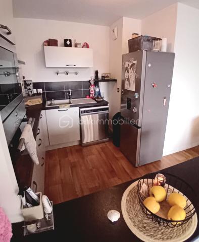 A proximité immédiate de Rennes, dans un environnement calme et verdoyant, découvrez cet agréable appartement T3 de 65 m2 situé en rez-de-chaussée d'une résidence récente et bien entretenue construite  en 2014.
L'appartement se compose d'une entrée avec placards, d'une cuisine aménagée et équipée ouverte sur un lumineux séjour, de deux belles chambres, d'une salle de bains avec baignoire et lavabo, ainsi que d'un WC indépendant avec lave-mains et meuble de rangement.
Vous profiterez également d'un jardin privatif d'environ 20 m2 avec terrasse exposée sud-ouest, idéal pour les moments de détente extérieur.
Une place de parking privative extérieure numérotée et protégée ainsi qu'un cellier complètent ce bien.

Les atouts:
-Résidence récente et bien entretenue
-Environnement calme et verdoyant
-Jardin privatif avec terrasse exposée sud-ouest 
-Deux grandes chambres
-Une place de parking privative extérieure sous abri et numérotée
-Cellier privatif
-Chauffage individuel au gaz
-Classe énergie C
-A environ 4 minutes du campus de Kerlann et 12 minutes de Bruz
-Proximité des transports et des commodités

Investissement locatif

Appartement vendu occupé par des locataires en place.
-Loyer mensuel:750 euros
-Charges annuelles de copropriété: 1080 euros
-Copropriété de 62 lots d'habitation.

Une belle opportunité pour un investisseur souhaitant acquérir un bien récent, bien situé et déjà loué.